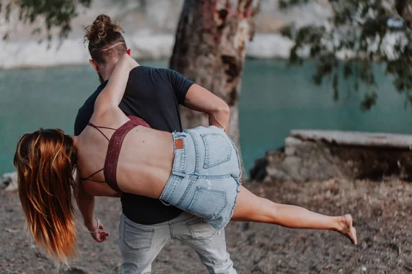 Junges Paar genießt zeitgenössischen Tanz in der Natur — Stockfoto