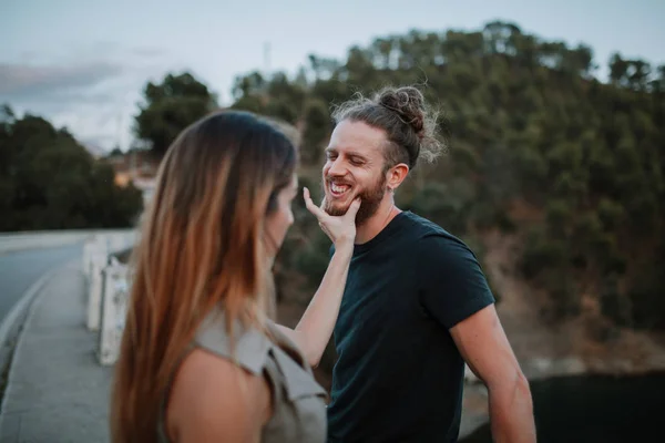 Paar plezier in de natuur. Vrouw met man gezicht met de hand maken hem lachen — Stockfoto