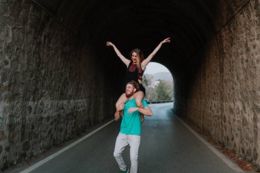 Onun kız arkadaşı onun omuzlarında taşıyan adam. Rad Çift