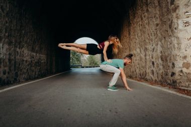 Genç çift breakdance bir yolda gerçekleştirme.