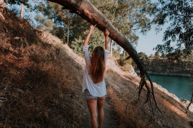 Doğa eller ile düşmüş bir ağaç dokunmadan bir yol boyunca yürüyen kadın