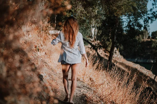 Donna scalza che cammina lungo uno stretto sentiero nella natura . — Foto Stock