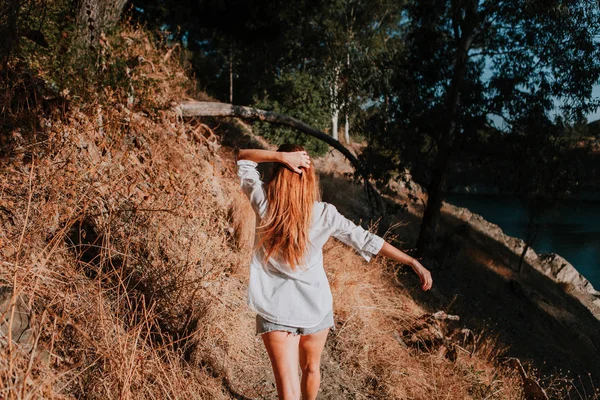 Mulher caminhando ao longo de caminho estreito na natureza . — Fotografia de Stock