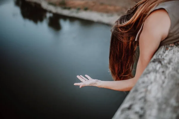 Frau hängt die Hand in die Luft. — Stockfoto