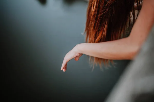 Vrouw opschorting van de hand in de lucht. Verdriet concept. — Stockfoto