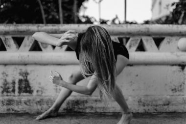 Kadın yerde dans performans. Siyah ve beyaz