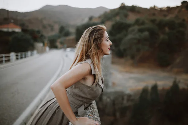 Frau schaut von einer Brücke auf die Natur. — Stockfoto