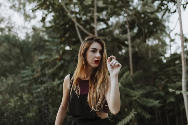 Portret van casual alternatieve vrouw in het bos — Stockfoto
