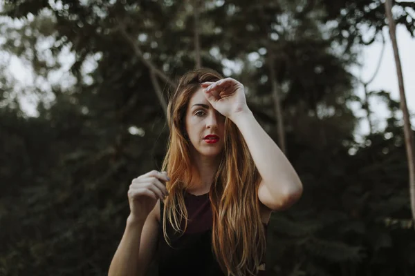 Portret van casual alternatieve vrouw in het bos — Stockfoto