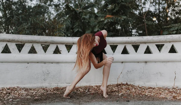 Donna che esegue danza sul pavimento . — Foto Stock