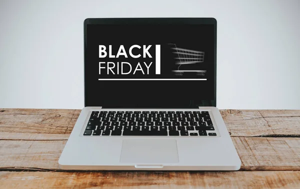 Laptop computer med Black Friday banner på skærmen . - Stock-foto