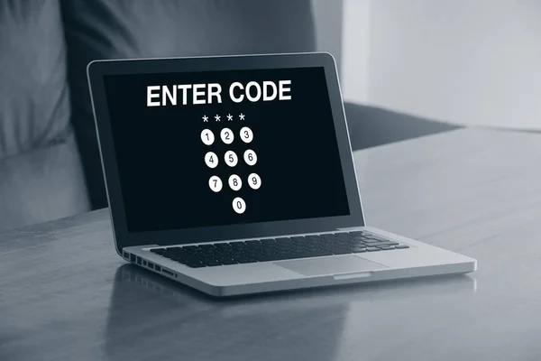 Czarno-białe komputera z na stronie dostępu wprowadź kod na ekranie nad drewnianym stołem — Zdjęcie stockowe