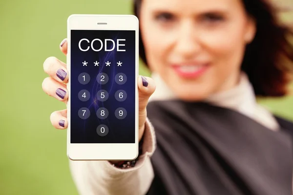 Kvinna visar mobiltelefon med lösenkod i skärmen. Låsa upp telefon. — Stockfoto