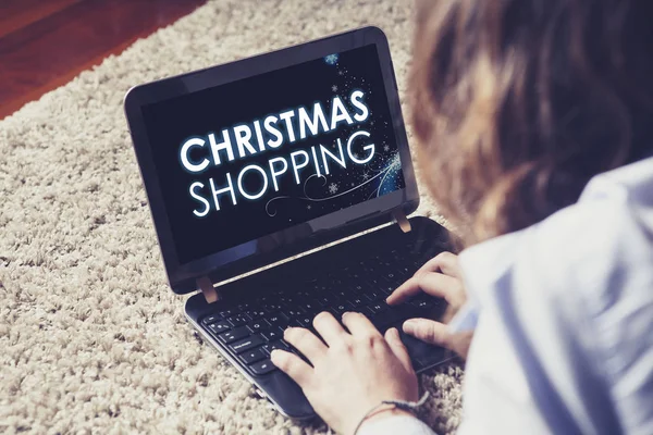 Женщина делает рождественские покупки по интернету с ноутбуком дома . — стоковое фото