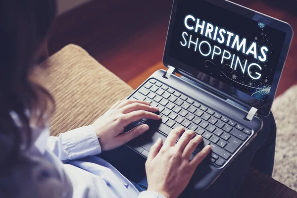 Mulher fazendo compras de Natal com um laptop em casa . — Fotografia de Stock