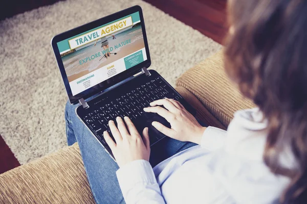 Mujer en busca de destino vacacional en una agencia de viajes en línea . — Foto de Stock