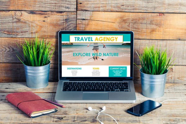 De website van het reisbureau in een laptop scherm. Escape concept. — Stockfoto