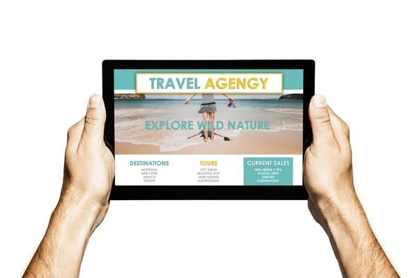 De website van het reisbureau in een Tablet PC-scherm. Handen met tablet met witte achtergrond. — Stockfoto