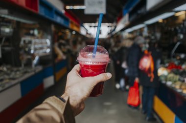 Kırmızı renk ile güler yüzlü tutan el. Geleneksel organik pazar içinde belgili tanımlık geçmiş.