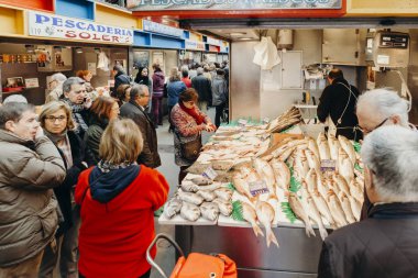 Malaga, İspanya: 5 Aralık, 2017: hastalarının al taze balık Atarazanas Malaga şehir merkezinde, pazarda İspanya, 5 Aralık 2017 üzerinde bekleyen bir grup.