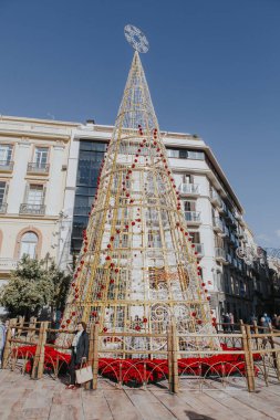 Malaga, İspanya - 5 Aralık 2017: Görünüm Noel dekorasyon ağaç 5 Aralık 2017 üzerinde ve etrafında ziyaretçileriyle Malaga şehir merkezinde.