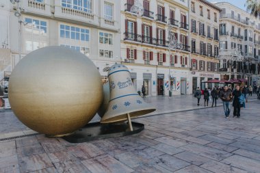 Malaga, İspanya - 5 Aralık 2017: Malaga şehir merkezini görüntüle hayatıyla Noel süs ve insanlar, 5 Aralık 2017.