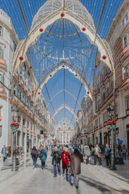 Malaga, İspanya - 5 Aralık 2017: Görünüm Malaga Larios Caddesi hayatıyla Noel süs ve o ileri, 5 Aralık 2017 üzerinde yürüyen insanlar.