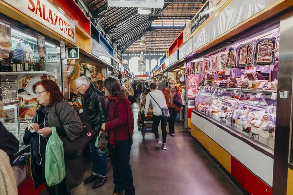 Malaga, İspanya - 5 Aralık 2017: Malaga, İspanya, içindeki, dükkanlarda 5 Aralık 2017 üzerinde satın alma insanlarla Atarazanas pazarının iç koridor görünümü. — Stok fotoğraf