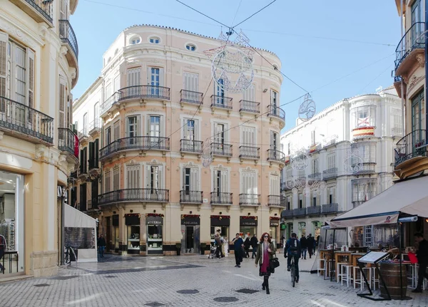 Malaga, Spanien - 5: e December 2017: Visa i Malaga city center liv, med människor som gick på gatan och butiker och restauranger runt det, på 5: e December 2017. — Stockfoto