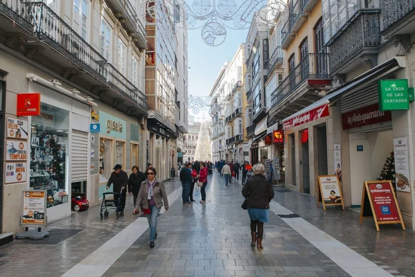 MALAGA, ESPAÑA - 5 DE DICIEMBRE DE 2017: Vista del centro de Málaga, con gente caminando por la calle y tiendas y restaurantes a su alrededor, el 5 de diciembre de 2017 . — Foto de Stock