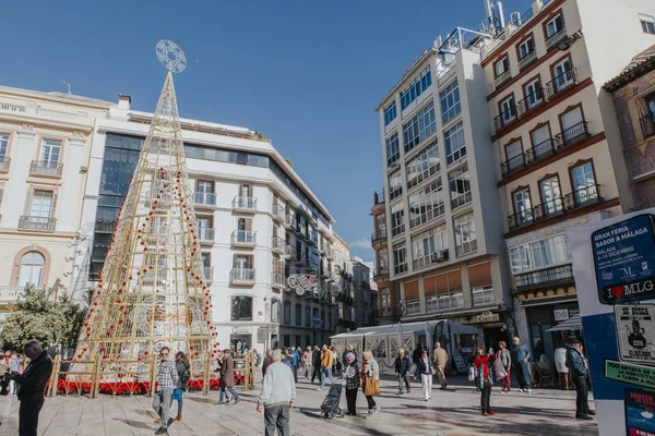 Malaga, Spanien - 5: e December 2017: Visa i Malaga city center liv vid jul, med människor som gick på gatan och butiker och restauranger runt det, på 5: e December 2017. — Stockfoto