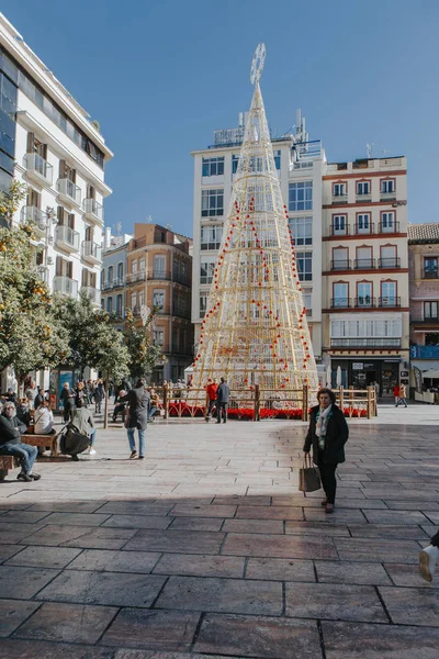 Malaga, Spanien - 5: e December 2017: Visa i Malaga city center liv vid jul, med människor som gick på gatan och butiker och restauranger runt det, på 5: e December 2017. — Stockfoto