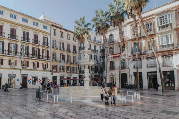 MALAGA, ESPAÑA - 5 DE DICIEMBRE DE 2017: Vista del centro de Málaga, con gente caminando por la calle y tiendas y restaurantes a su alrededor, el 5 de diciembre de 2017 . —  Fotos de Stock