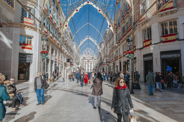 Malaga, Hiszpania - 5 grudnia 2017: Zobacz Malaga Larios Street życia, z ozdoba i ludzi chodzących wzdłuż niego, na 5 grudnia 2017 r.. — Zdjęcie stockowe