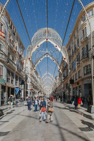 Malaga, Spanien - 5: e December 2017: Visa av Malaga gatan Larios liv, med julkula och människor som gick längs den, på 5: e December 2017. — Stockfoto
