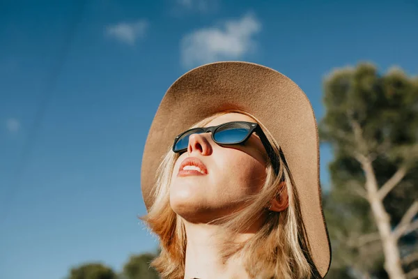Cool young girl portrait with sunglasses and hat outdoors in nature. — Stock Photo, Image
