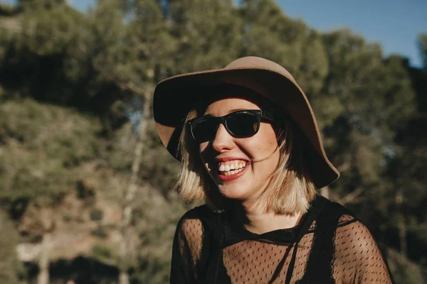 Cool young girl laughing outdoors in nature — Stock Photo, Image