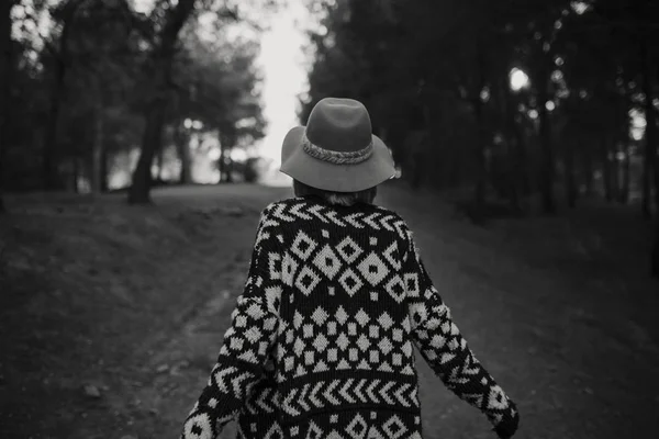 Žena v zádech, procházky v přírodě. Černá a bílá. — Stock fotografie