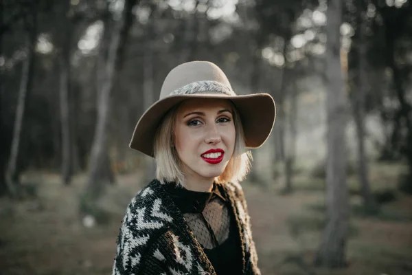 Cute woman posing in nature and looking at camera. — Stock Photo, Image