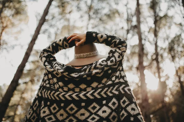 Mujer en su espalda disfrutando de la naturaleza, con las manos en la cabeza. Bosque árboles fondo . — Foto de Stock