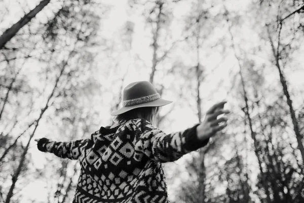 Frau in ihrem Rücken, die die Natur genießt, mit offenen Armen. Waldbäume Hintergrund und Schwarz-Weiß-Ton. — Stockfoto