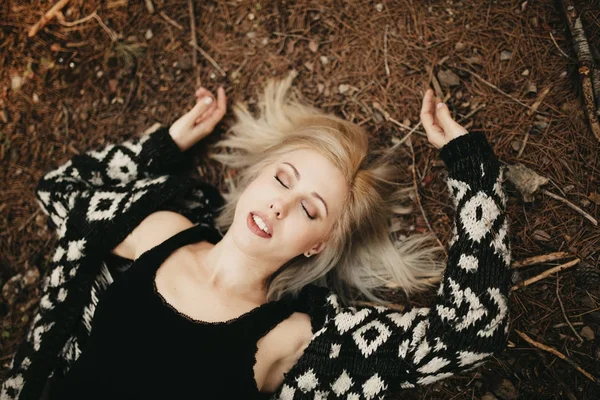 Schattige blonde vrouw liggend op de grond van bossen. — Stockfoto