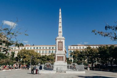Malaga, İspanya - 5 Aralık 2017: Merced Meydanı ve merkezi ve, 5 Aralık 2017 Malaga, İspanya üzerinde yürüyen insanlar monolith.