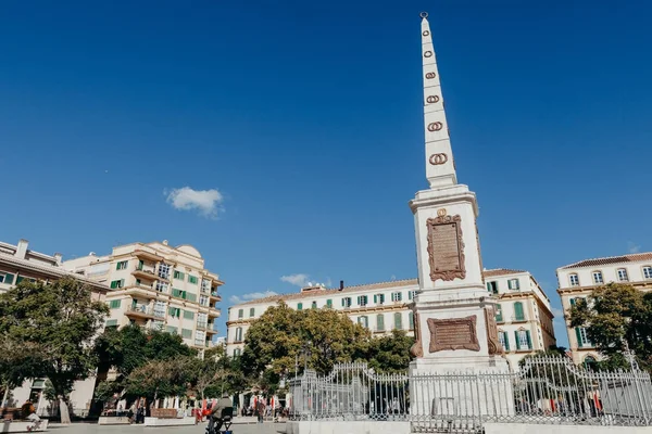 MALAGA, SPAIN - DECEMBER 5th, 2017: Merced Square and monolith in the centre, and people walking around it, on December 5th, 2017 in Malaga, Spain. — Stock Photo, Image