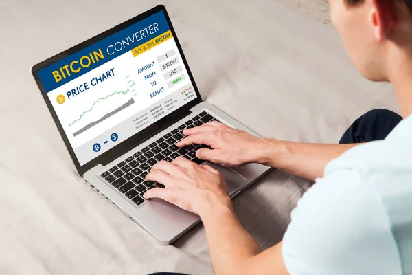 Bitcoin trading website. Man u een laptop gebruikt om handel bitcoin prijs via internet. — Stockfoto
