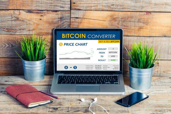 Bitcoin converter website in een laptop scherm. — Stockfoto