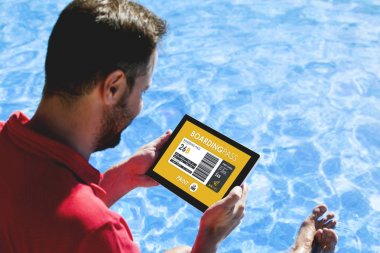 Bir tablet ile uçuş yatılı tutan adam geçmek belgili tanımlık perde.