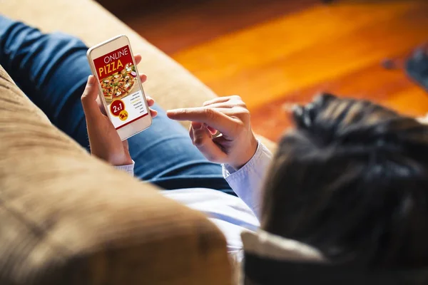 Pizza, sklepy app na ekranie telefonu komórkowego. Kobieta trzyma inteligentny telefon w dłoni. — Zdjęcie stockowe