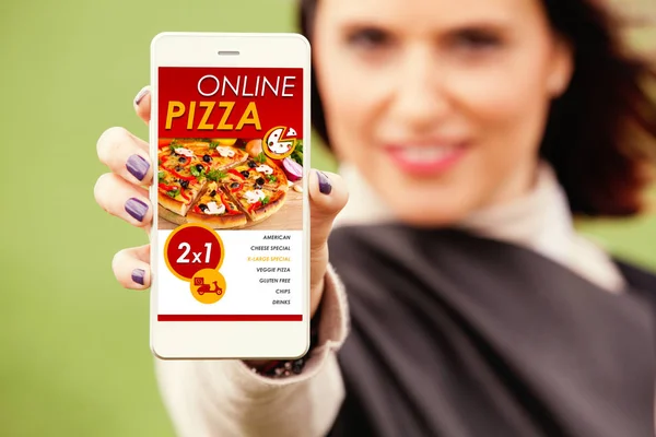 İçinde belgili tanımlık perde hareket eden telefon ile Pizza Dükkanı app gösterilen kadın. — Stok fotoğraf
