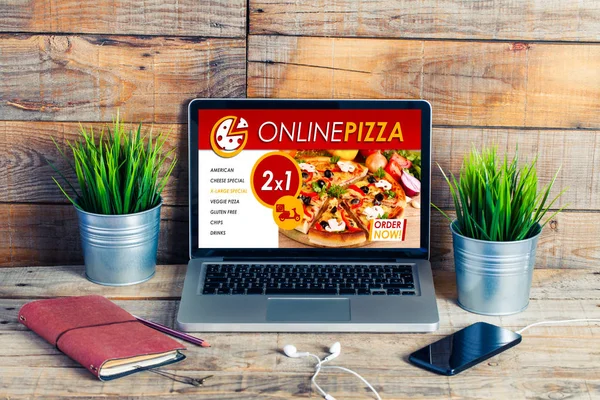 Ofiste bir laptop ekranında pizza dükkanı Web sitesi. — Stok fotoğraf